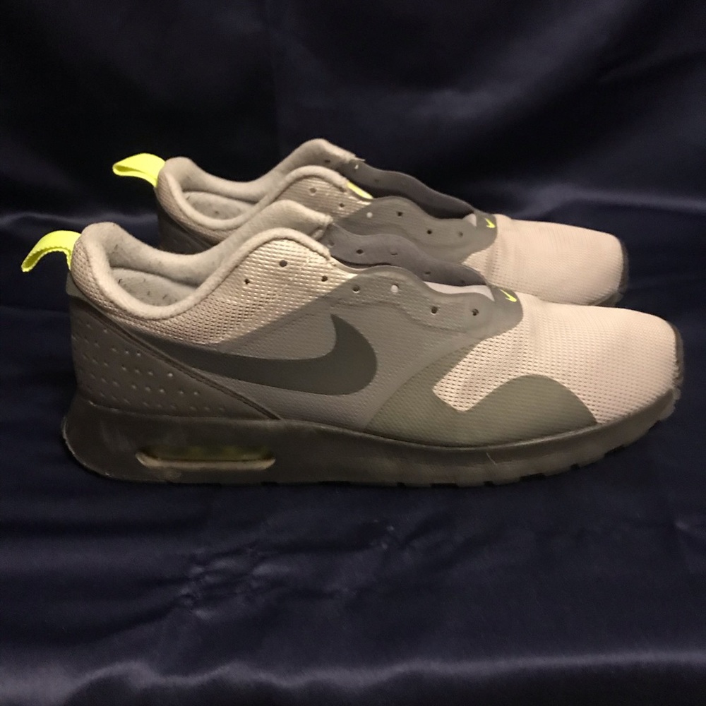 NIKE AIR MAX TAVAS SE MEN RUNNING SHOES GREY VOLT